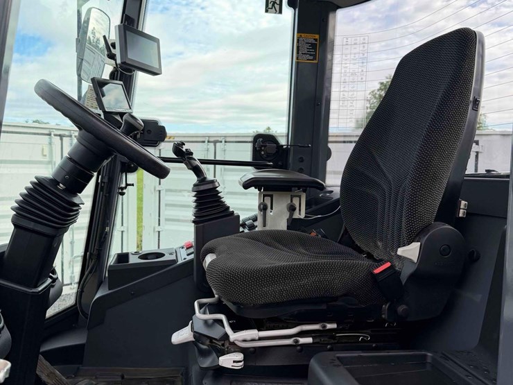 2021-deere-344l-image-22