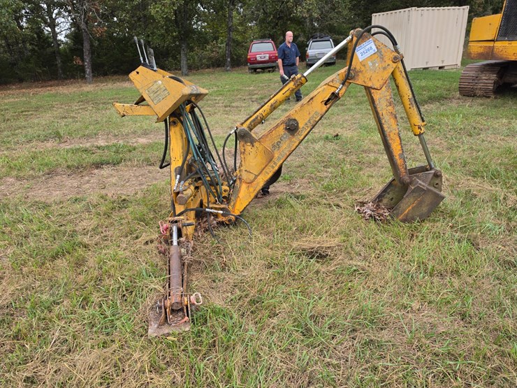 #25268-•-international-3082-series-a-back-hoe-attachment-image-7