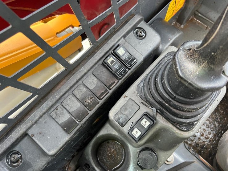 2023-takeuchi-tl8-image-23