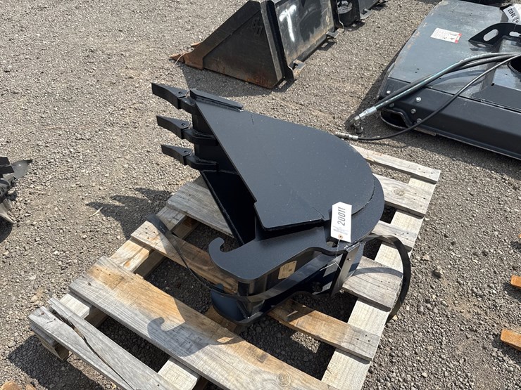 #2021-•-12"-bobcat-x-change-excavator-bucket-image-1