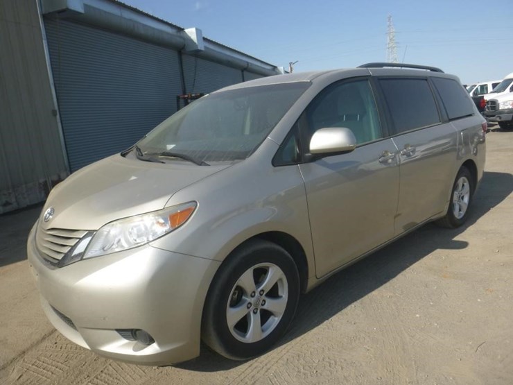 2017-toyota-sienna-image-1