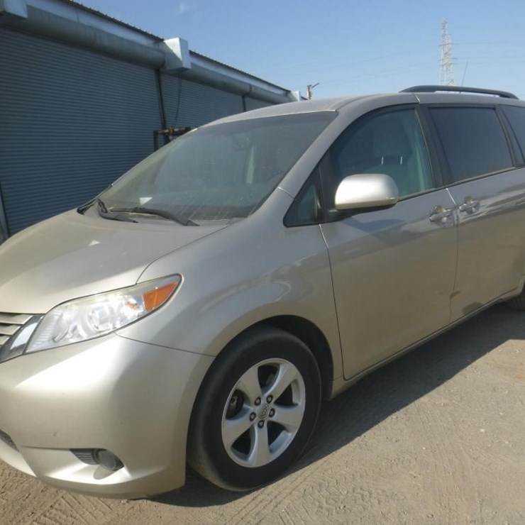 2017 TOYOTA SIENNA