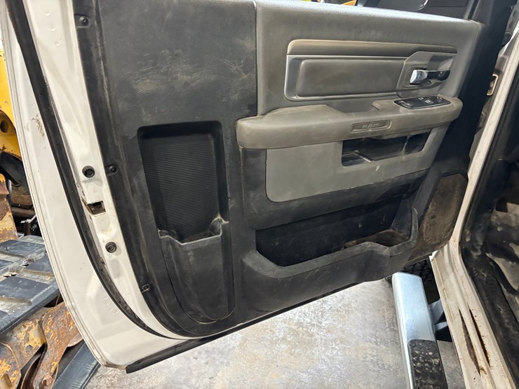 2015-dodge-ram-3500-image-21