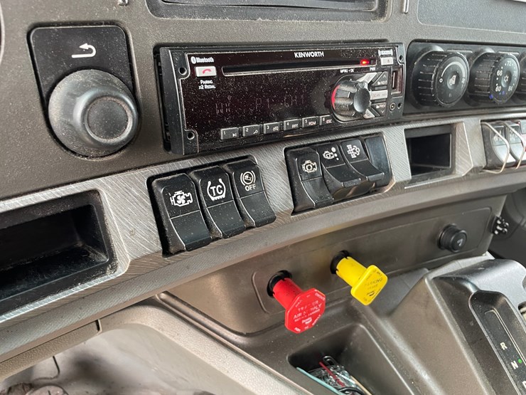 2017-kenworth-t680-image-50