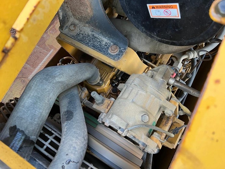 2004-caterpillar-d3g-xl-image-17