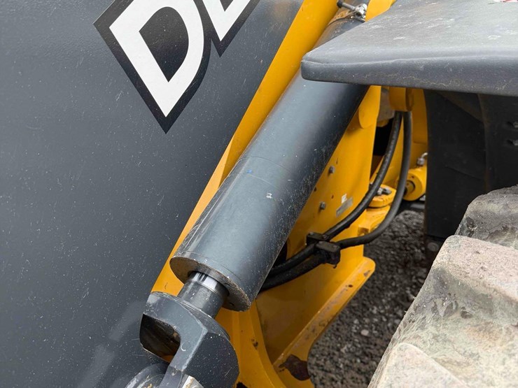 2021-deere-344l-image-11