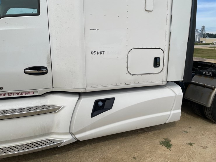 2017-kenworth-t680-image-35