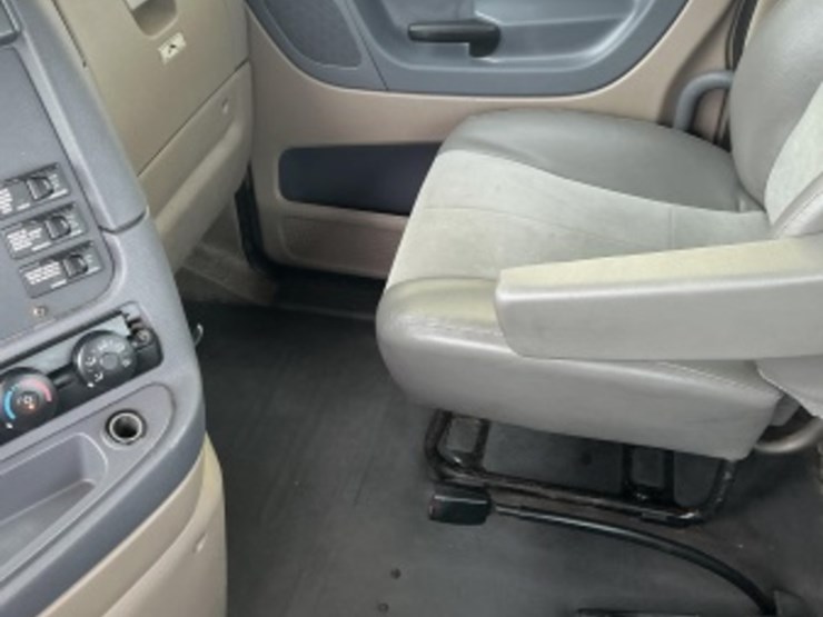 2016-freightliner-cascadia-113-image-23