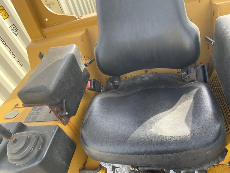 2005-caterpillar-d3g-xl-image-31