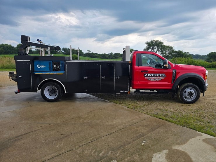 2025-ford-f550-xl-image-8