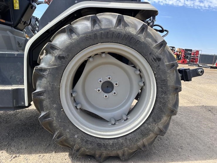 2023-monarch-mkv-tractor-image-26