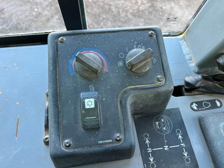 2004-caterpillar-d3g-xl-image-23