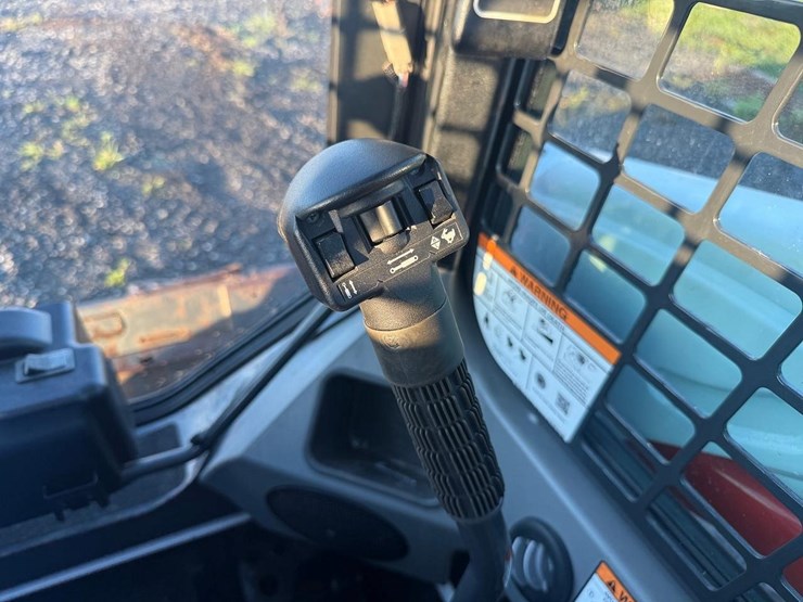 2017-bobcat-s550-image-18