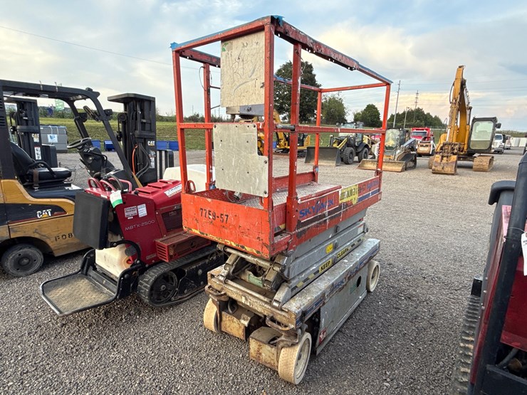 #2072-•-2004-sky-jack-electric-scissor-lift-image-3