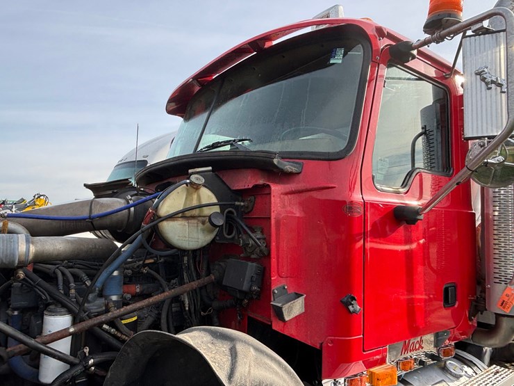 #1203-•-2004-mack-cv713-vacuum-pump-truck-(has-wi-title)-image-54