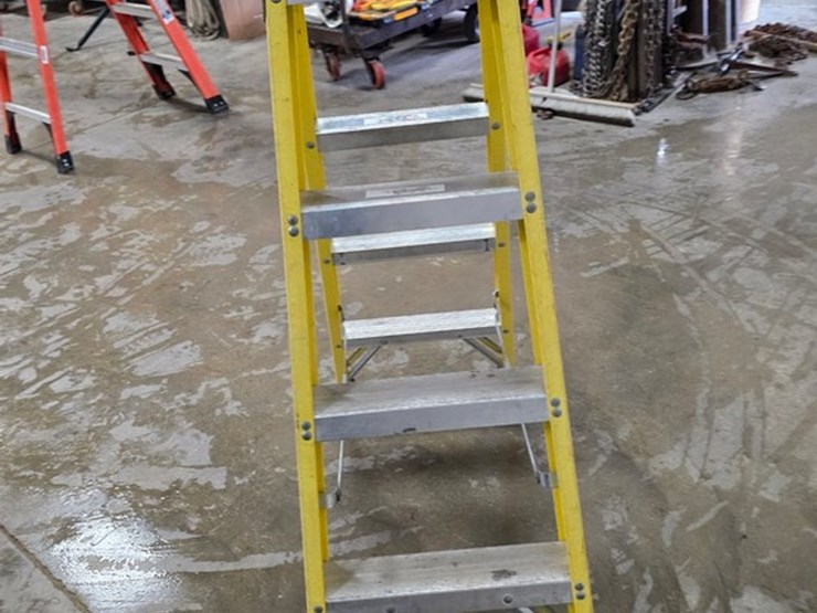 #9749-•-louisville-4'-double-sided-step-ladder-image-4