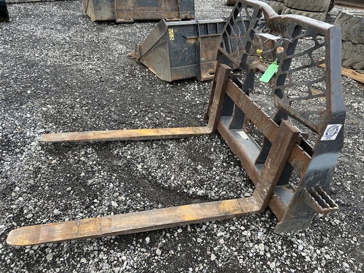 bobcat-48"-hd-skid-steer-pallet-forks-image-2