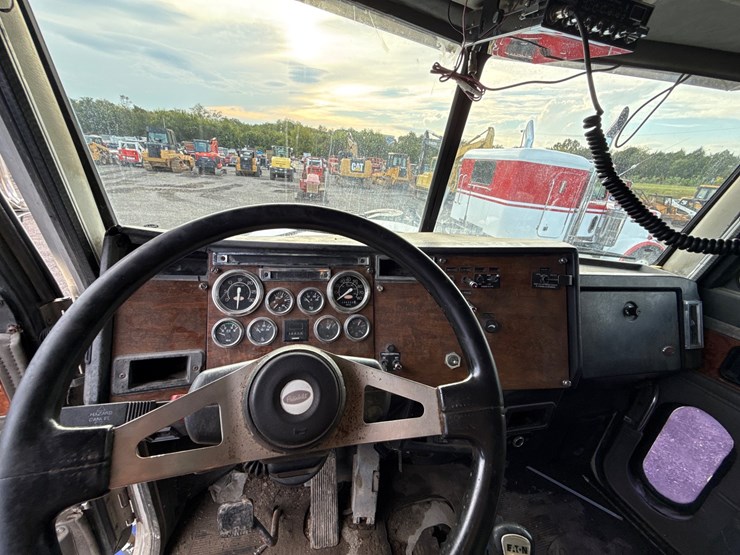 peterbilt-379-image-16