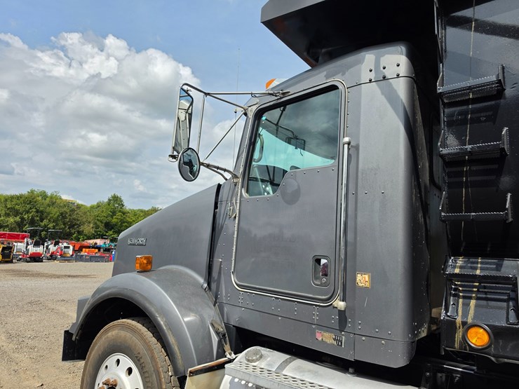 2013-kenworth-t800-image-13