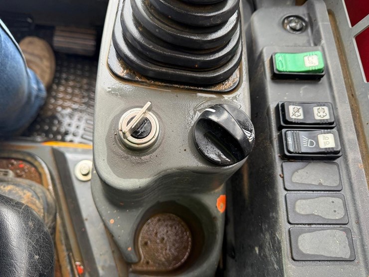 2023-takeuchi-tl8-image-24