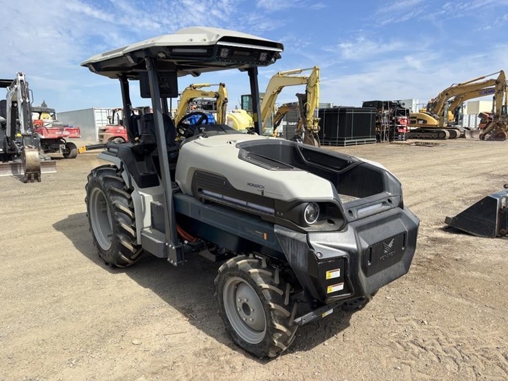 2023-monarch-mkv-tractor-image-2