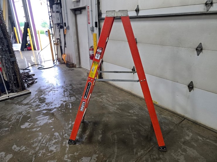 #9751-•-louisville-6'-double-sided-step-ladder-image-2