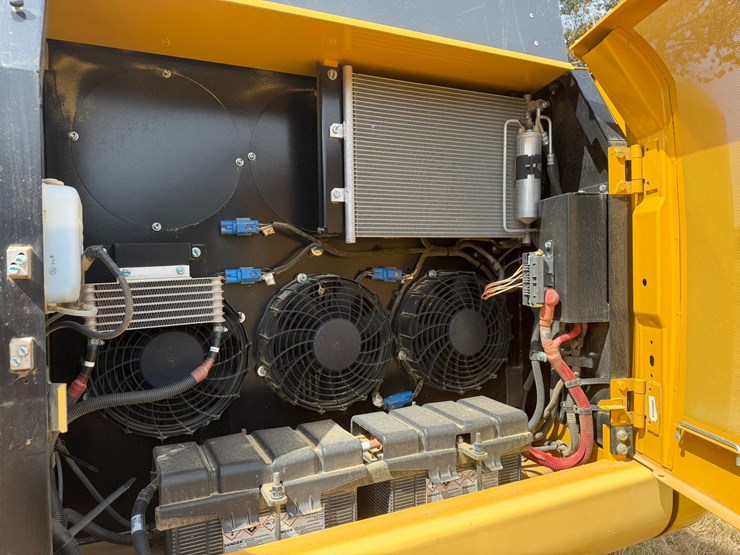 2024-deere-210g-lc-image-32