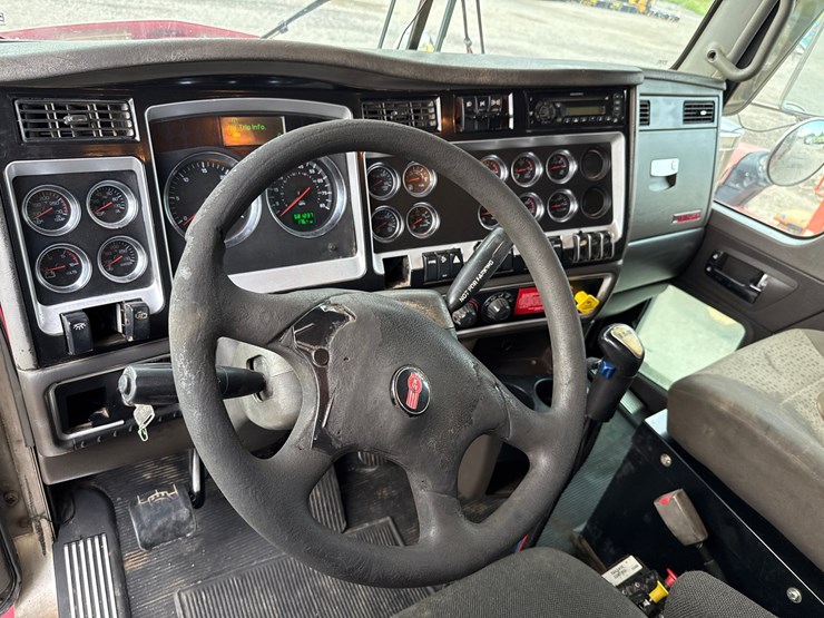 2009-kenworth-t800-image-17