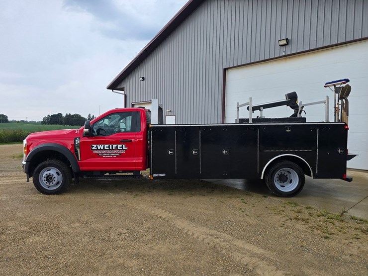 2025-ford-f550-xl-image-2