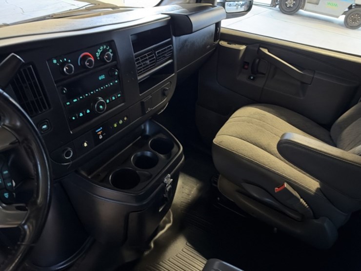 2018-chevrolet-express-2500-image-23
