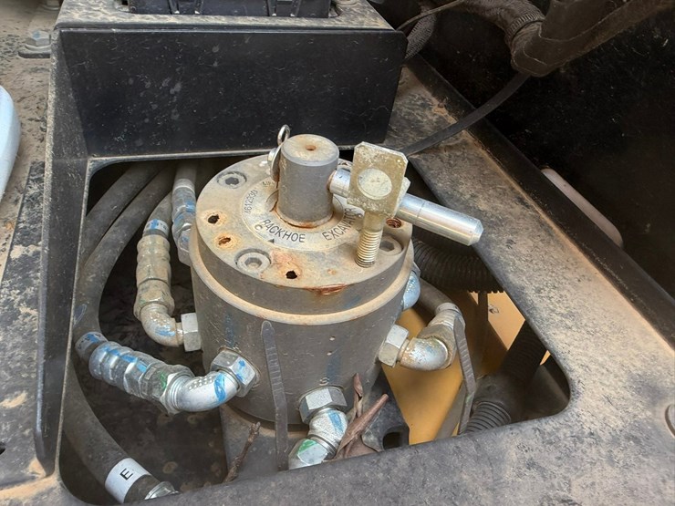 2024-deere-210g-lc-image-35