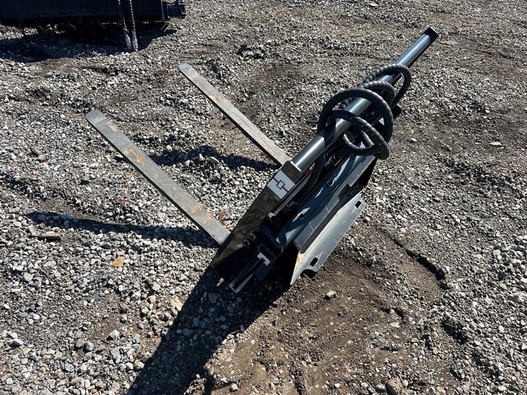 giyi-30”-mini-skid-steer-side-shift-forks-image-3