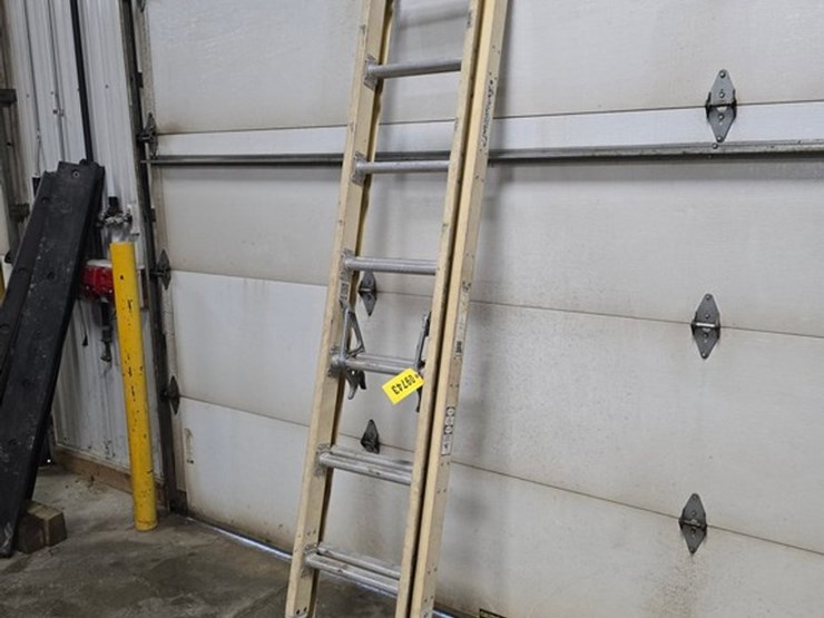 #9743-•-louisville-16'-extension-ladder-image-1