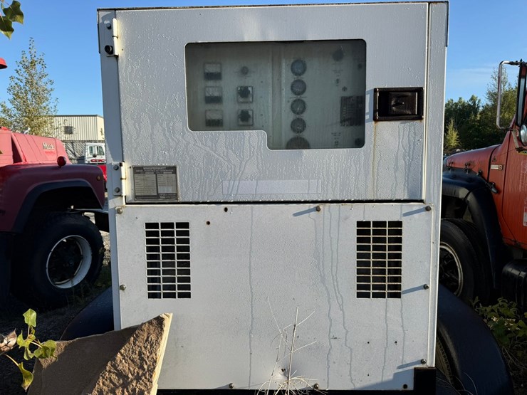 #3501-•-whisperwatt-dca-1651v-towable-generator-image-32