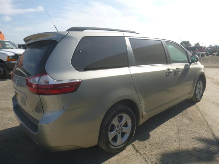 2017-toyota-sienna-image-3