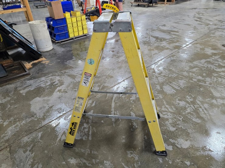 #9749-•-louisville-4'-double-sided-step-ladder-image-5