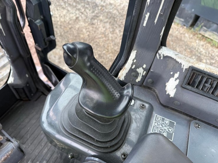 2004-komatsu-d31px-21-image-24