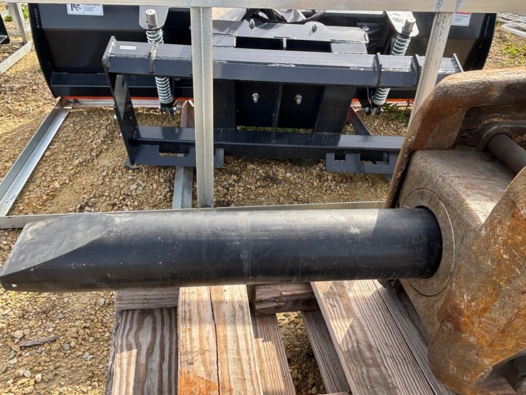 #1337-•-tb830-hydraulic-breaker-image-10