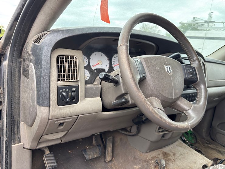 2004-dodge-3500-image-29