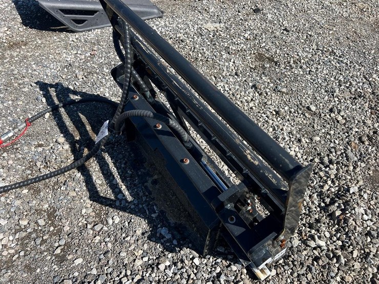 giyi-mini-skid-steer-side-shift-forks-backing-plate-image-3