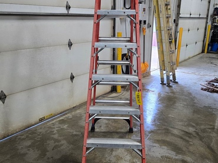 #9747-•-louisville-8'-step-ladder-image-5