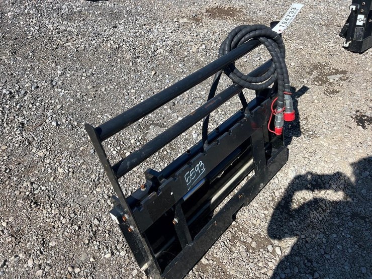 giyi-mini-skid-steer-side-shift-forks-backing-plate-image-4