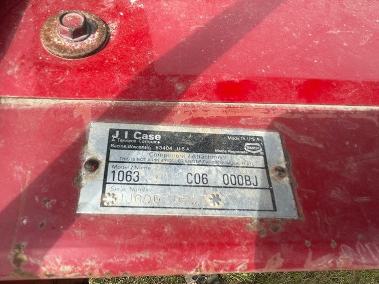 #1325-•-case-1063-(6)-row-corn-head-image-26