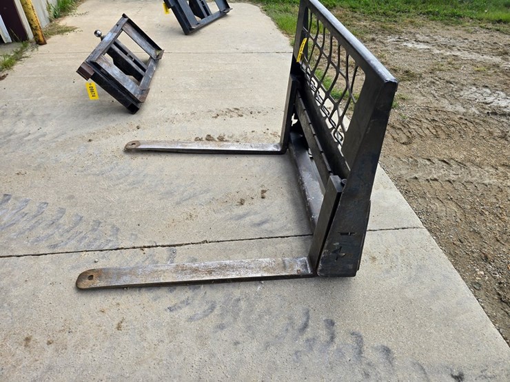 #9673-•-bobcat-42"-pallet-forks-image-2