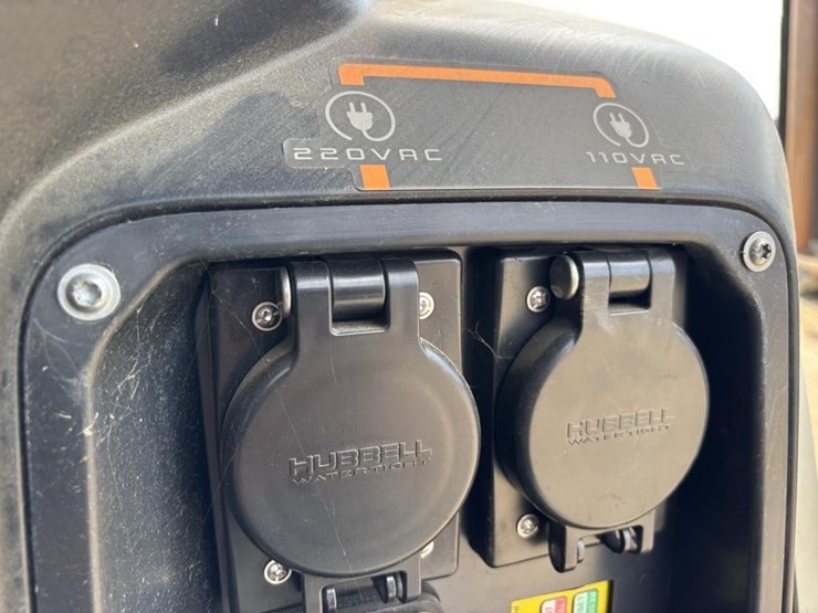 2023-monarch-mkv-tractor-image-37