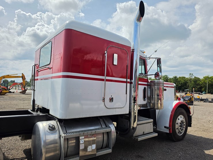 1984-peterbilt-359-image-4