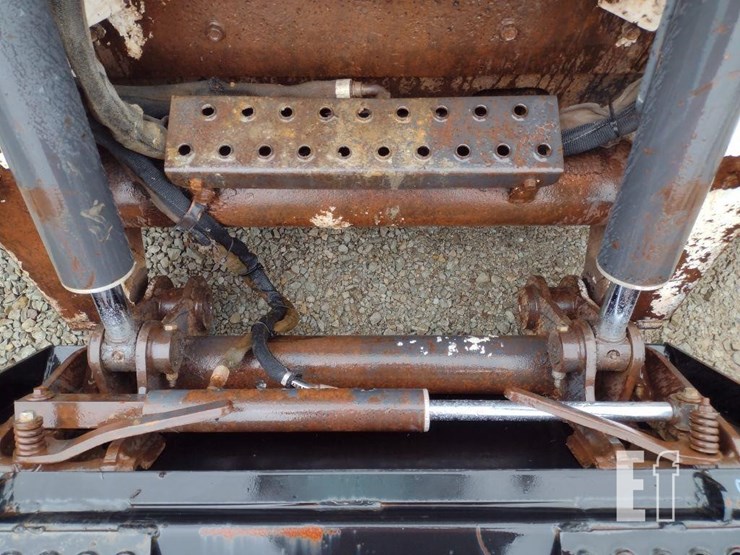2009-bobcat-s300-image-20