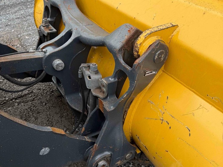 2021-deere-344l-image-8