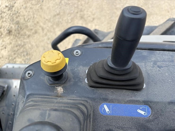 2023-monarch-mkv-tractor-image-42