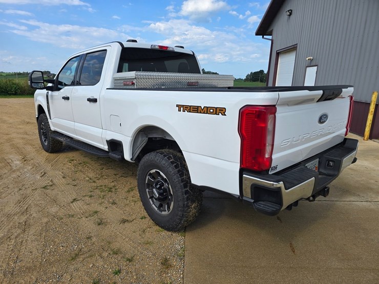 2023-ford-f350-xlt-image-3